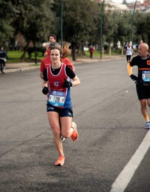 Napoli yarı maraton, 25 Şubat 2025, Caracciolo limanında koşucular.