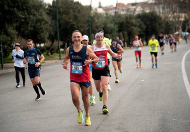 Napoli yarı maraton, 25 Şubat 2025, Caracciolo limanında koşucular.