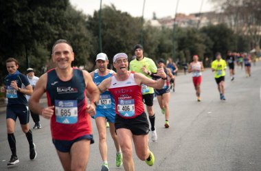 Napoli yarı maraton, 25 Şubat 2025, Caracciolo limanında koşucular.