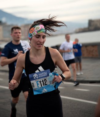 Napoli yarı maraton, 25 Şubat 2025, Caracciolo limanında koşucular.