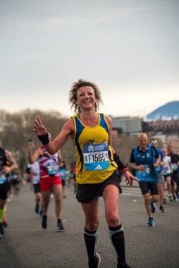 Napoli yarı maraton, 25 Şubat 2025, Caracciolo limanında koşucular.