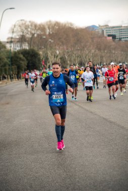 Napoli yarı maraton, 25 Şubat 2025, Caracciolo limanında koşucular.