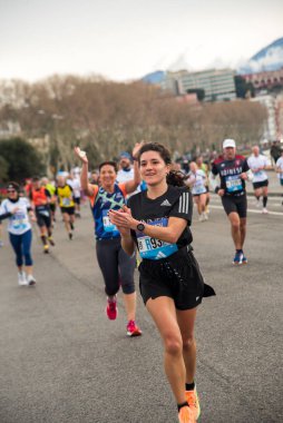 Napoli yarı maraton, 25 Şubat 2025, Caracciolo limanında koşucular.