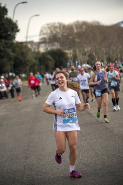 Napoli yarı maraton, 25 Şubat 2025, Caracciolo limanında koşucular.