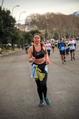 Napoli yarı maraton, 25 Şubat 2025, Caracciolo limanında koşucular.