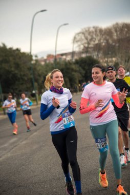 Napoli yarı maraton, 25 Şubat 2025, Caracciolo limanında koşucular.