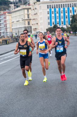 Napoli yarı maraton, 25 Şubat 2025, Caracciolo limanında koşucular.