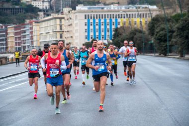 Napoli yarı maraton, 25 Şubat 2025, Caracciolo limanında koşucular.