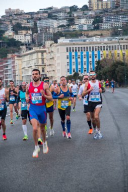 Napoli yarı maraton, 25 Şubat 2025, Caracciolo limanında koşucular.
