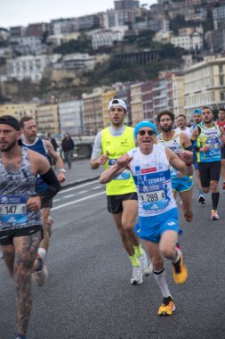 Napoli yarı maraton, 25 Şubat 2025, Caracciolo limanında koşucular.