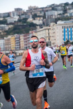 Napoli yarı maraton, 25 Şubat 2025, Caracciolo limanında koşucular.