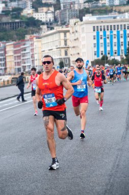 Napoli yarı maraton, 25 Şubat 2025, Caracciolo limanında koşucular.