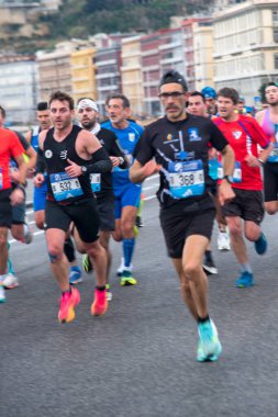 Napoli yarı maraton, 25 Şubat 2025, Caracciolo limanında koşucular.