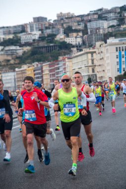Napoli yarı maraton, 25 Şubat 2025, Caracciolo limanında koşucular.