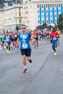 Napoli yarı maraton, 25 Şubat 2025, Caracciolo limanında koşucular.