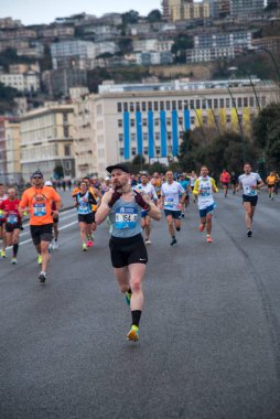 Napoli yarı maraton, 25 Şubat 2025, Caracciolo limanında koşucular.