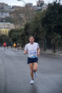 Napoli yarı maraton, 25 Şubat 2025, Caracciolo limanında koşucular.