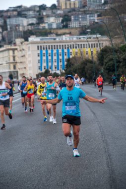 Napoli yarı maraton, 25 Şubat 2025, Caracciolo limanında koşucular.