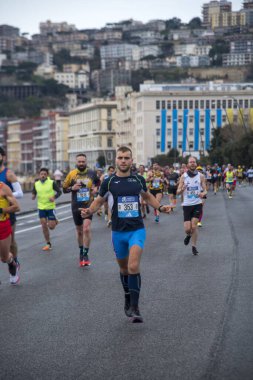 Napoli yarı maraton, 25 Şubat 2025, Caracciolo limanında koşucular.