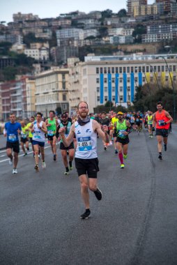 Napoli yarı maraton, 25 Şubat 2025, Caracciolo limanında koşucular.