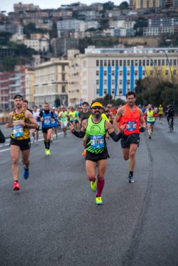 Napoli yarı maraton, 25 Şubat 2025, Caracciolo limanında koşucular.
