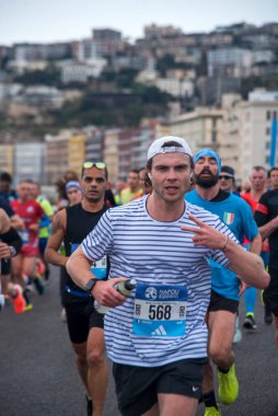Napoli yarı maraton, 25 Şubat 2025, Caracciolo limanında koşucular.