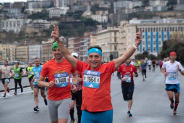 Napoli yarı maraton, 25 Şubat 2025, Caracciolo limanında koşucular.