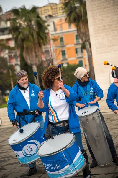 Napoli yarı maraton, 25 Şubat 2025, Caracciolo limanında koşucular.