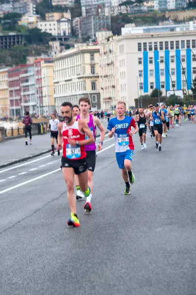 Napoli yarı maraton, 25 Şubat 2025, Caracciolo limanında koşucular.