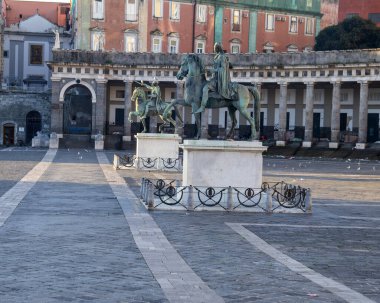 Napoli 'deki ikonik Piazza Plebiscito' nun sabahın erken saatlerinde manzarası arka planda etkileyici binicilik heykelleri ve tarihi mimariyi gözler önüne seriyor.