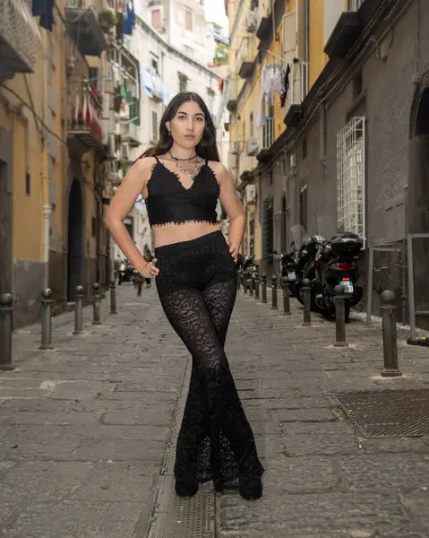 Napoli 'nin tarihi merkezinde siyah dantelli bir kadın poz veriyor.