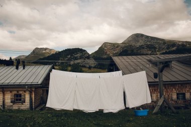 Çamaşırlık üzerinde çamaşır kurutma