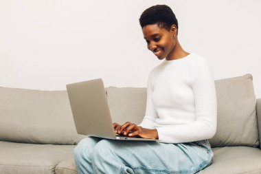 Evde Dizüstü bilgisayar kullanan kadın