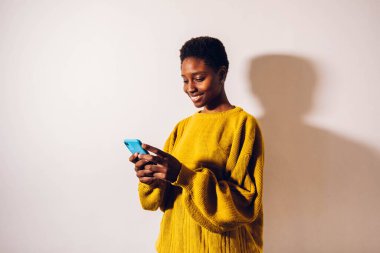 cep telefonuyla kadın manifatura