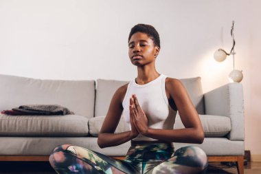 Evde yoga yapan bir kadın.