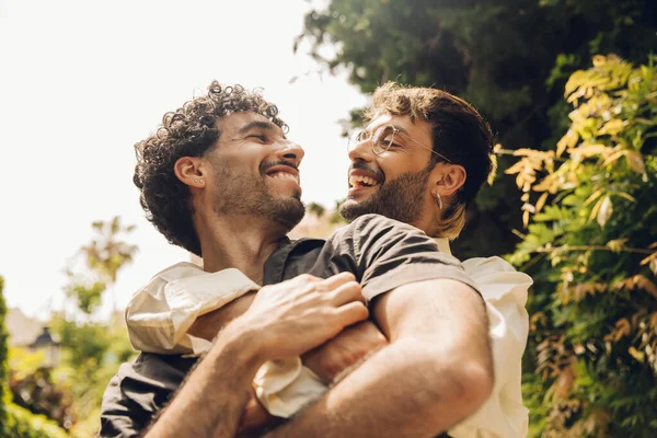 Feliz Pareja Gay Abrazándose Parque Concepto Pareja Gay Lgbt — Foto de Stock