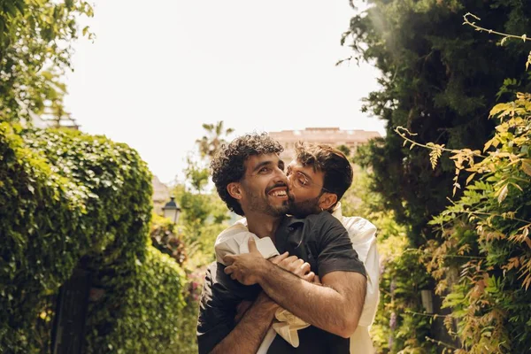 Feliz Pareja Gay Abrazándose Parque Concepto Pareja Gay Lgbt —  Fotos de Stock