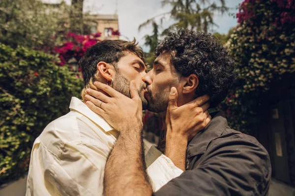 Couple Gay Amoureux Embrassant Extérieur Gros Plan Portrait Couple Gay — Photo
