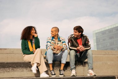 Bir grup arkadaş dışarıda eğleniyor ve konuşuyor. Yüksek kalite fotoğraf