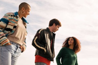 Bir grup arkadaş dışarıda eğleniyor ve konuşuyor. Yüksek kalite fotoğraf