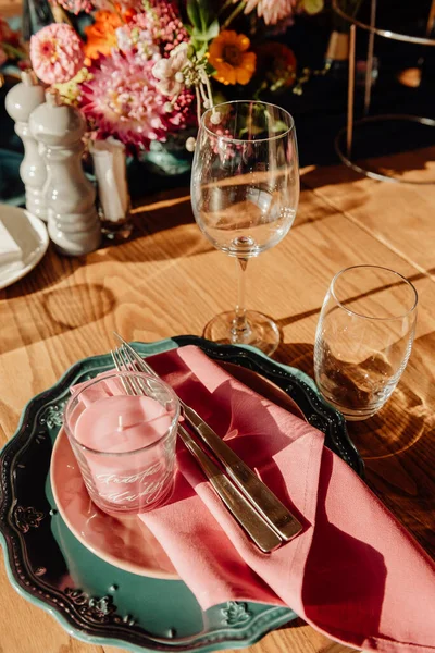 클로즈업 테이블 금장식 접시에은 포크와 근처에 유리와 포도주 — 스톡 사진
