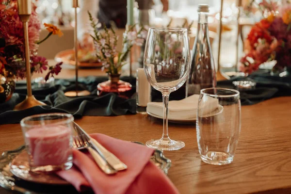 클로즈업 테이블 위에는 수정으로 술잔이 초록색 접시가 — 스톡 사진