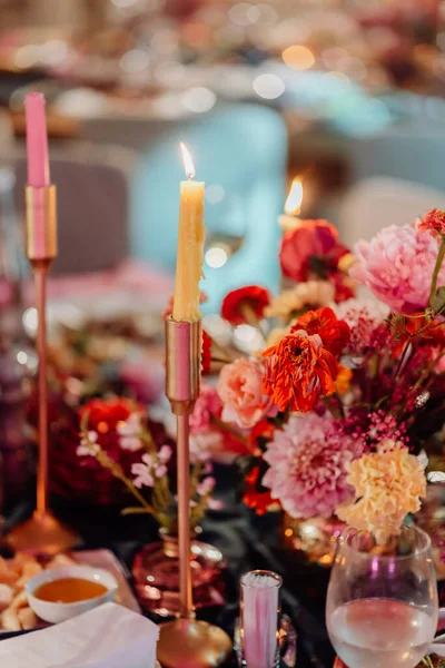 로맨틱 밤이야 양초를 태우고 꽃으로 장식된 축제용 — 스톡 사진