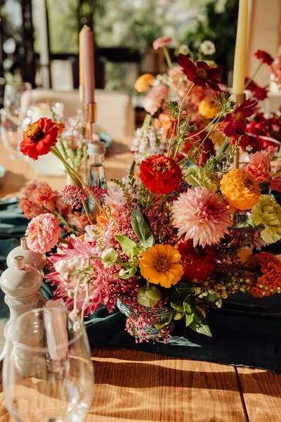 Detail Table Setting Restaurant Fresh Flowers Vase Red White Orange — Zdjęcie stockowe
