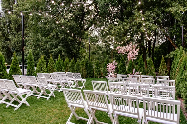 Зона Свадебной Церемонии Среди Зеленых Деревьев Летний День Белые Деревянные — стоковое фото