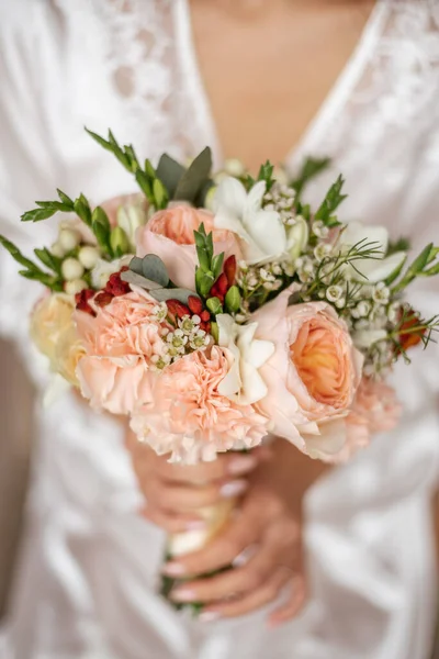 Egy Friss Csokor Pinát Más Virágokat Menyasszony Kezében Menyasszony Egy — Stock Fotó