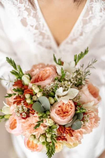 Egy Friss Csokor Pinát Más Virágokat Menyasszony Kezében Menyasszony Egy — Stock Fotó