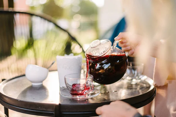 Einem Straßencafé Gießt Ein Kellner Morgens Starken Tee Aus Einer — Stockfoto