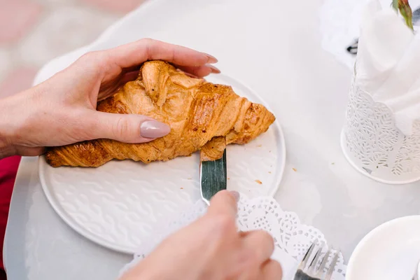 Die Hand Einer Frau Schneidet Mit Einem Tischmesser Ein Croissant — Stockfoto
