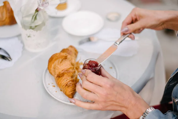 Weibliche Hände Nehmen Ein Tischmesser Aus Einem Kleinen Glas Marmelade — Stockfoto